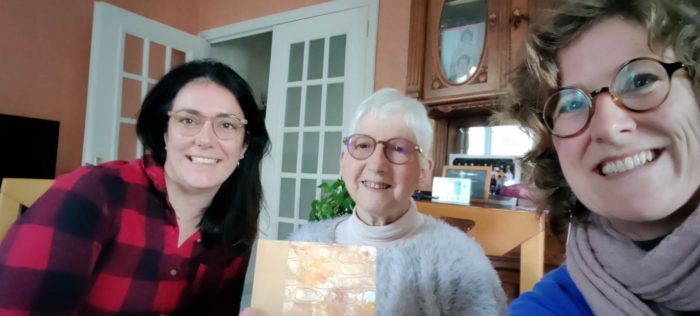 Patiente avec son infirmière coordinatrice d'HAD et sa biographe hospitalière