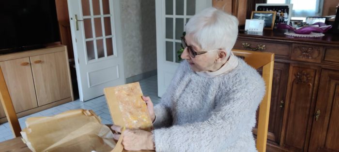 Patiente lorsqu'elle reçoit sa biographie