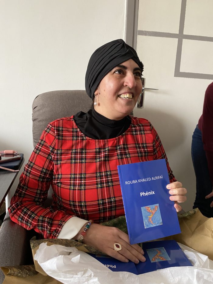 Patiente émue lorsqu'elle reçoit sa biographie